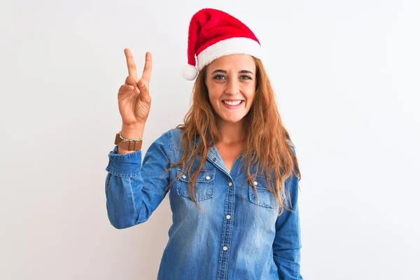 Mulher Ruiva Bonita Nova Usando Chapéu Natal Sobre Fundo Isolado — Fotografia de Stock
