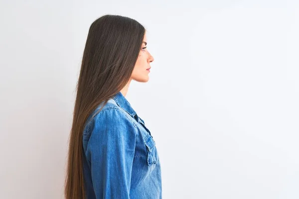 Jovem Mulher Bonita Vestindo Camisa Ganga Casual Sobre Fundo Branco — Fotografia de Stock