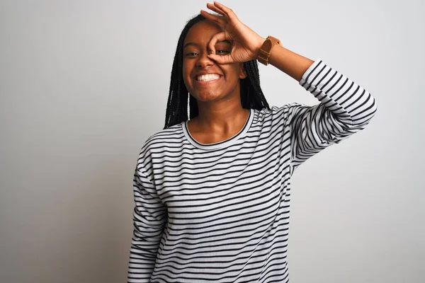 Jonge Afro Amerikaanse Vrouw Draagt Gestreepte Shirt Staan Geïsoleerde Witte — Stockfoto