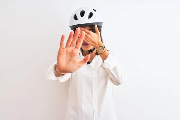Hermosa Mujer Negocios Con Gafas Casco Bicicleta Sobre Fondo Blanco — Foto de Stock