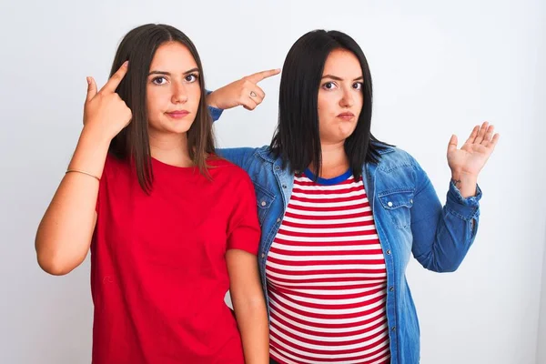 Mujeres Hermosas Jóvenes Que Usan Ropa Casual Pie Sobre Fondo — Foto de Stock