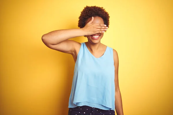 Mooie Afro Amerikaanse Vrouw Draagt Elegant Shirt Geïsoleerde Gele Achtergrond — Stockfoto