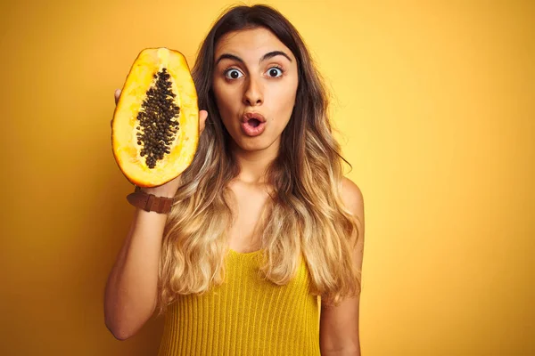 Giovane Bella Donna Che Tiene Papaya Sfondo Giallo Isolato Spaventato — Foto Stock