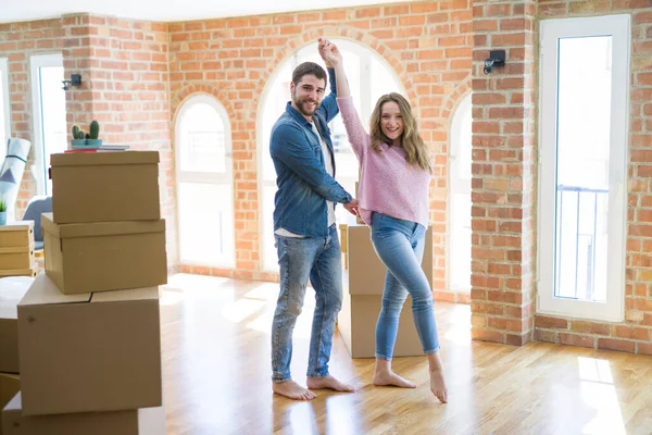 Casal Jovem Dançando Comemorando Mudança Para Novo Apartamento Torno Caixas — Fotografia de Stock