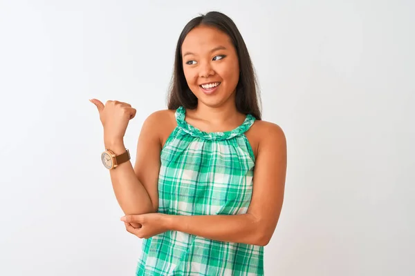 Jovem Chinesa Vestindo Vestido Verde Sobre Fundo Branco Isolado Sorrindo — Fotografia de Stock