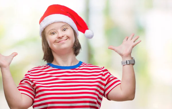 Mulher Adulta Jovem Com Síndrome Usando Chapéu Natal Sobre Fundo — Fotografia de Stock