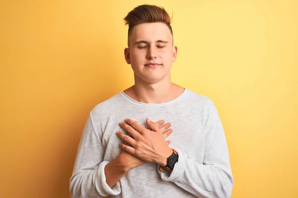 Homem Bonito Jovem Vestindo Shirt Casual Branco Sobre Fundo Amarelo — Fotografia de Stock