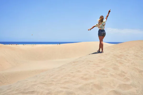 Jong Mooi Meisje Vakantie Dragen Zomer Kleren Staan Achteruit Met — Stockfoto