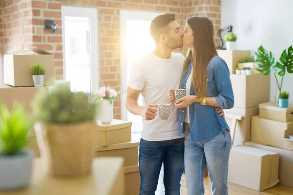 Schönes Paar zieht in ein neues Haus, lächelnder fröhlicher Trinker — Stockfoto