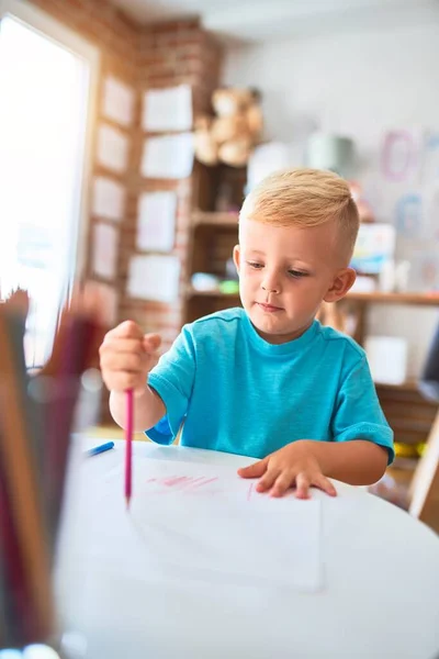 Jonge Blanke Jongen Die Kleuterschool Tekent Met Kleurpotloden Kleuterjongen Blij — Stockfoto