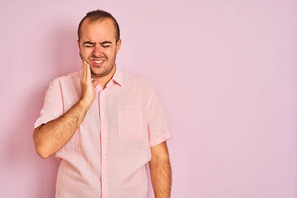 年轻男子穿着雅致的衬衫 站在孤立的粉色背景上 用手触摸着嘴 因为牙齿疼痛或牙齿疾病 脸上带着痛苦的表情 牙科医生的概念 — 图库照片