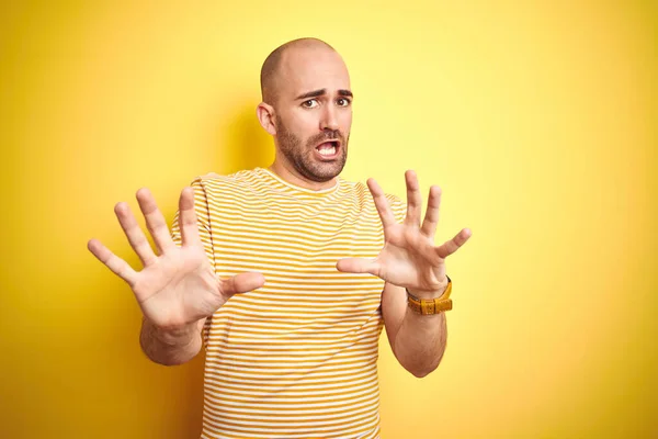 턱수염을 기르고 노란색외진 티셔츠를 대머리 남자는 두려움 두려움으로 멈추고 충격으로 — 스톡 사진