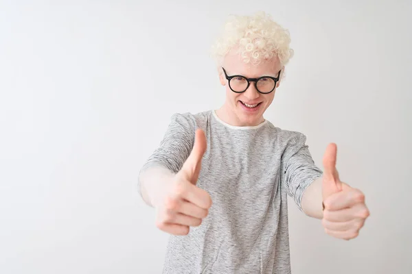 Genç Albino Sarışın Adam Çizgili Tişört Gözlük Takarak Izole Edilmiş — Stok fotoğraf