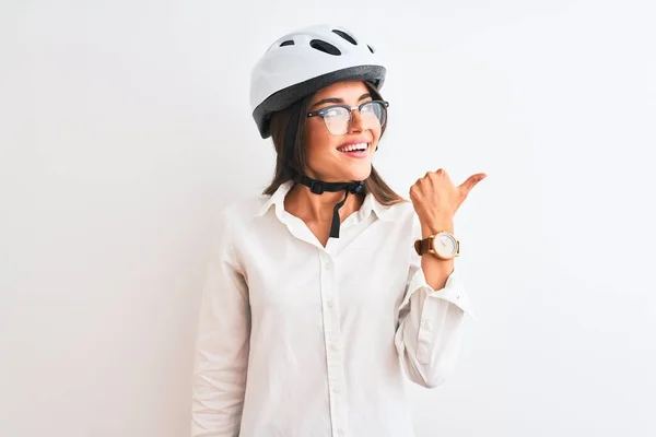 Mooie Zakenvrouw Draagt Bril Fietshelm Geïsoleerde Witte Achtergrond Glimlachen Met — Stockfoto