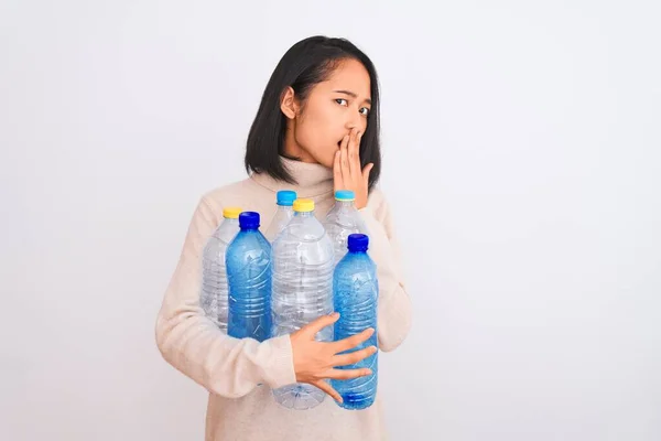 年轻美丽的中国女人在孤立的白色背景封口上循环使用塑料瓶 手被错误 恐惧的表情 沉默的恐惧 神秘的观念所震惊 — 图库照片