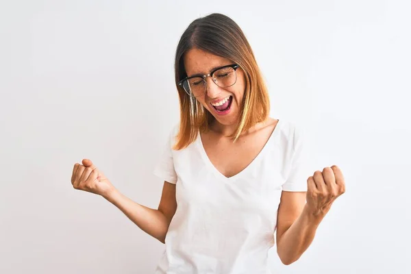 Mujer Pelirroja Hermosa Con Gafas Sobre Fondo Aislado Muy Feliz —  Fotos de Stock