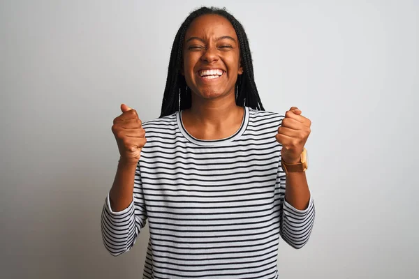 Ung Afrikansk Amerikansk Kvinna Bär Randig Shirt Stående Över Isolerad — Stockfoto