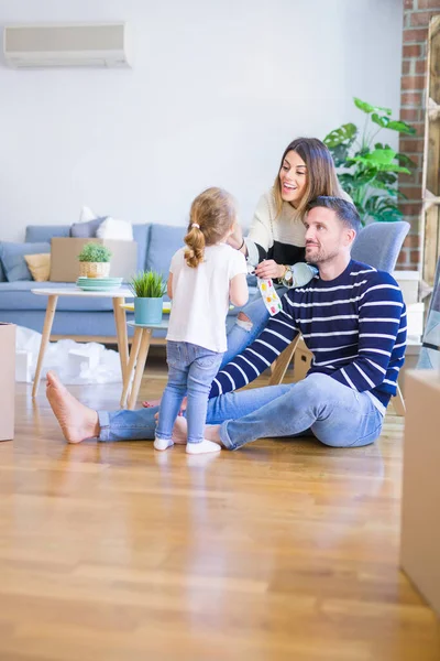 Madre Padre Hija Pequeña Apartamento Nuevo — Foto de Stock