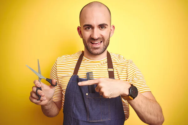 Young Hairdresser Man Wearing Barber Apron Holding Scissors Isolated Yellow — Stock Photo, Image
