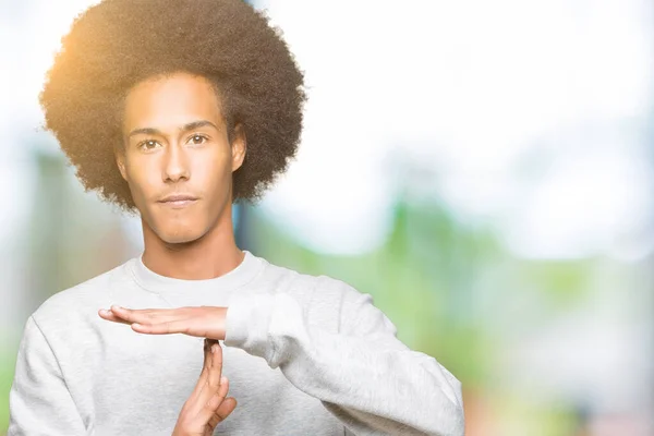 Giovane Uomo Afro Americano Con Capelli Afro Indossa Felpa Sportiva — Foto Stock