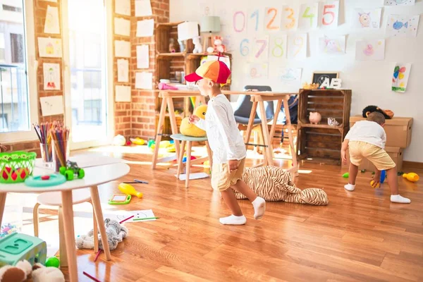 Adorabile Bionda Gemelli Che Giocano Giro Sacco Giocattoli All Asilo — Foto Stock