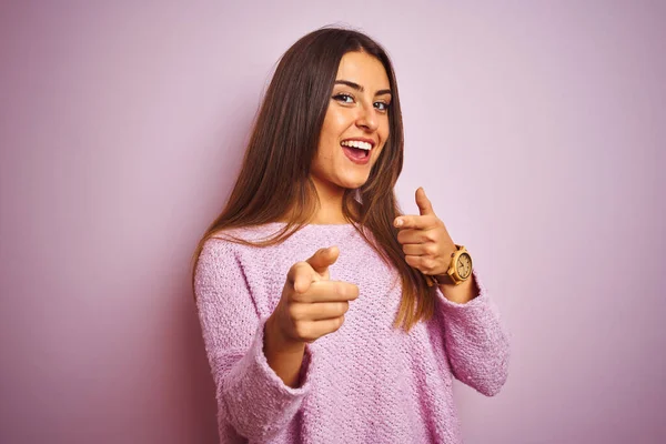 若い美しい女性が幸せと面白い顔でカメラに指を指して孤立したピンクの背景の上に立ってカジュアルなセーターを着て 良いエネルギーと振動 — ストック写真