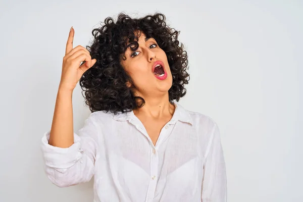 Mujer Árabe Joven Con Pelo Rizado Con Camisa Casual Sobre — Foto de Stock