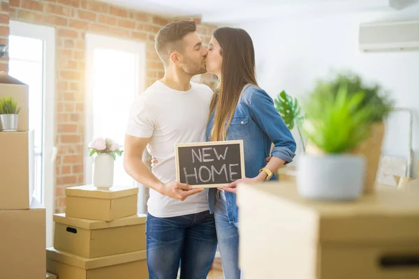 Belo jovem casal se mudando para uma nova casa, sorrindo muito feliz — Fotografia de Stock