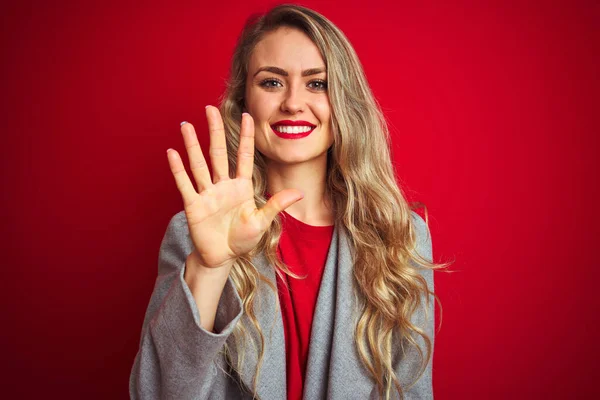 Ung Vacker Affärskvinna Bär Elegant Jacka Stående Över Röd Isolerad — Stockfoto