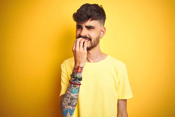 Joven Hombre Con Tatuaje Usando Camiseta Pie Sobre Fondo Amarillo — Foto de Stock