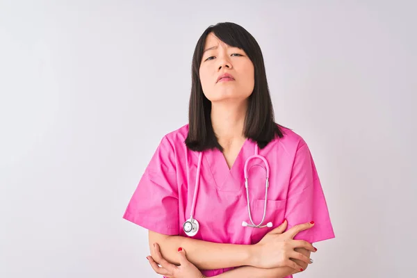 Ung Vacker Kinesisk Sjuksköterska Kvinna Bär Stetoskop Över Isolerade Vit — Stockfoto