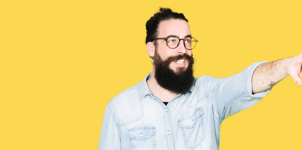 Jeune Homme Hipster Aux Cheveux Longs Barbe Portant Des Lunettes — Photo