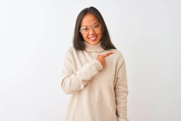 Молодая Китаянка Свитере Водолазкой Очках Изолированном Белом Фоне Улыбкой Лице — стоковое фото