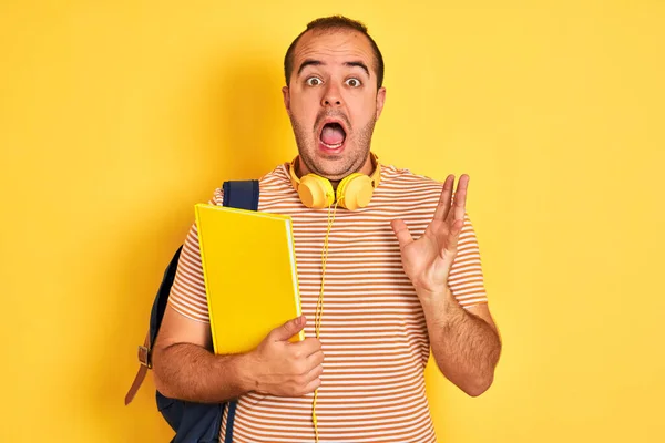 Homem Estudante Usando Fones Ouvido Mochila Segurando Notebook Sobre Fundo — Fotografia de Stock