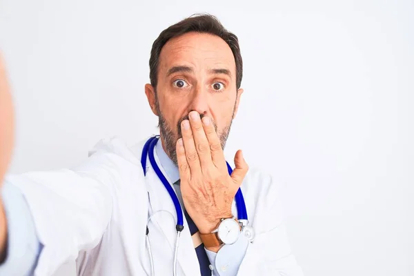 청진기를 중년의 의사는 실수로 충격을 두려움을 표현하고 속에서 두려움을 표현하고 — 스톡 사진