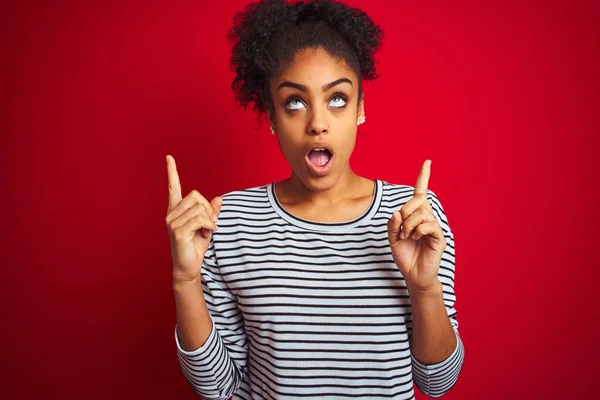 Afro Amerikaanse Vrouw Draagt Marine Gestreept Shirt Staan Geïsoleerde Rode — Stockfoto