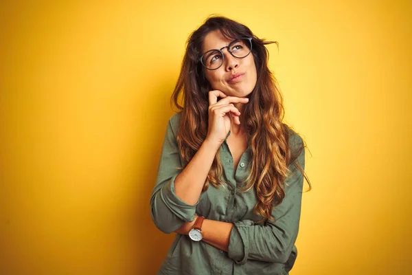 Ung Vacker Kvinna Bär Grön Skjorta Och Glasögon Över Gul — Stockfoto