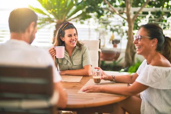 Hermosa Familia Sentada Terraza Bebiendo Taza Café Hablando Sonriendo —  Fotos de Stock