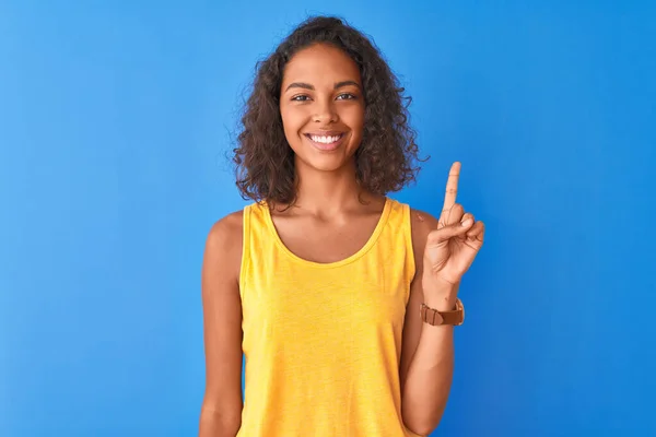 Jeune Femme Brésilienne Portant Shirt Jaune Debout Sur Fond Bleu — Photo