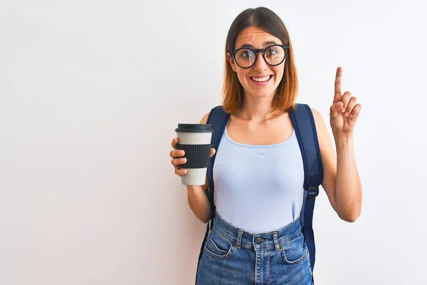 Mulher Estudante Ruiva Bonita Vestindo Uma Mochila Beber Tirar Café — Fotografia de Stock