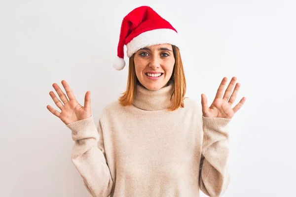 美しいです赤毛女性身に着けていますクリスマスの帽子上に隔離された背景ショーと指差し込み指番号10ながら笑顔自信と幸せ — ストック写真