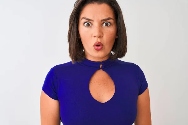 Jonge Mooie Vrouw Draagt Blauwe Elegante Shirt Staan Geïsoleerde Witte — Stockfoto