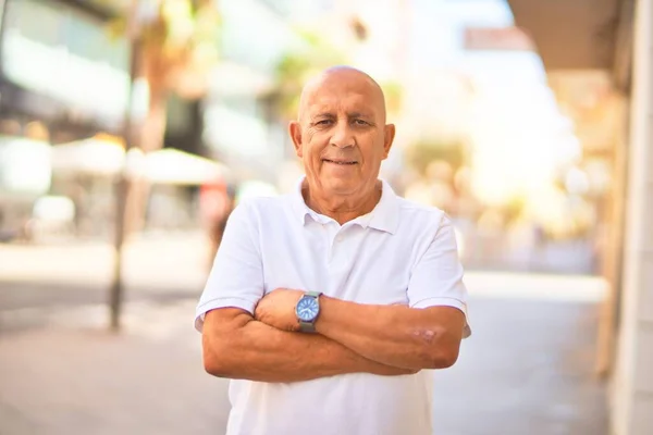 Hombre Guapo Mayor Sonriendo Feliz Confiado Pie Con Sonrisa Cara — Foto de Stock