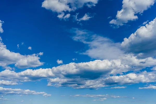 Ciel Bleu Par Une Journée Ensoleillée Avec Des Nuages Duveteux — Photo