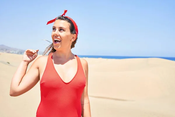 Jonge Mooie Vrouw Zonnebaden Dragen Zomer Zwendelpak Bij Maspalomas Duinen — Stockfoto