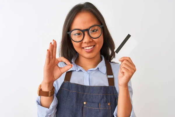 Chinese Winkelier Vrouw Met Een Bril Met Credit Card Geïsoleerde — Stockfoto