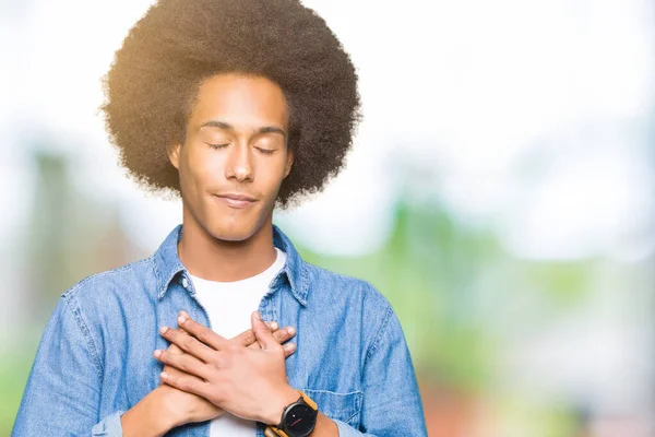 Jovem Afro Americano Com Cabelo Afro Sorrindo Com Mãos Peito — Fotografia de Stock