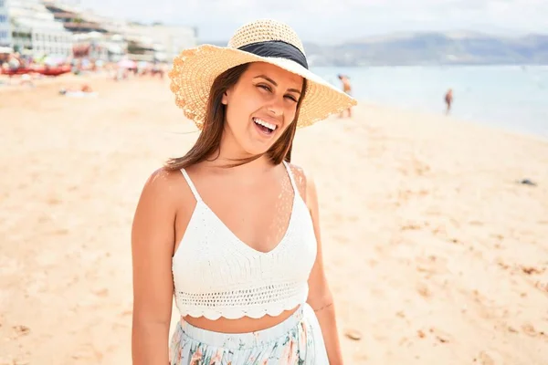 Junge Schöne Frau Lächelt Glücklich Und Genießt Den Sommerurlaub Strand — Stockfoto