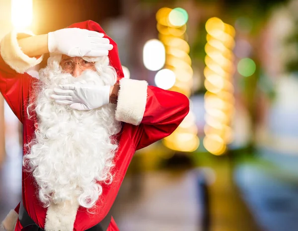 Homem Bonito Meia Idade Vestindo Traje Papai Noel Barba Sorrindo — Fotografia de Stock