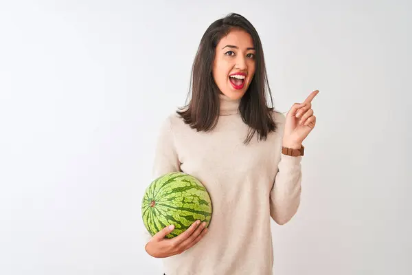 Joven Hermosa Mujer China Sosteniendo Sandía Pie Sobre Fondo Blanco — Foto de Stock